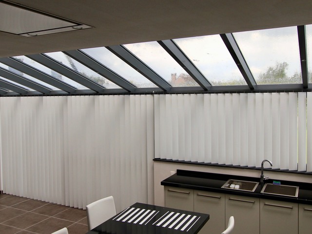 aan de balken van de veranda
